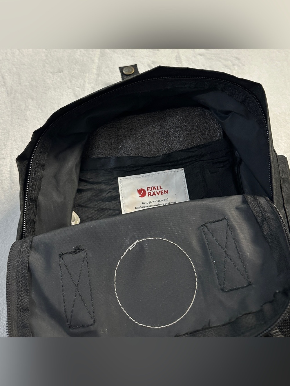 FJALLRAVEN KÅNKEN black mini backpack white red arctic fox logo - Picture 7 of 8